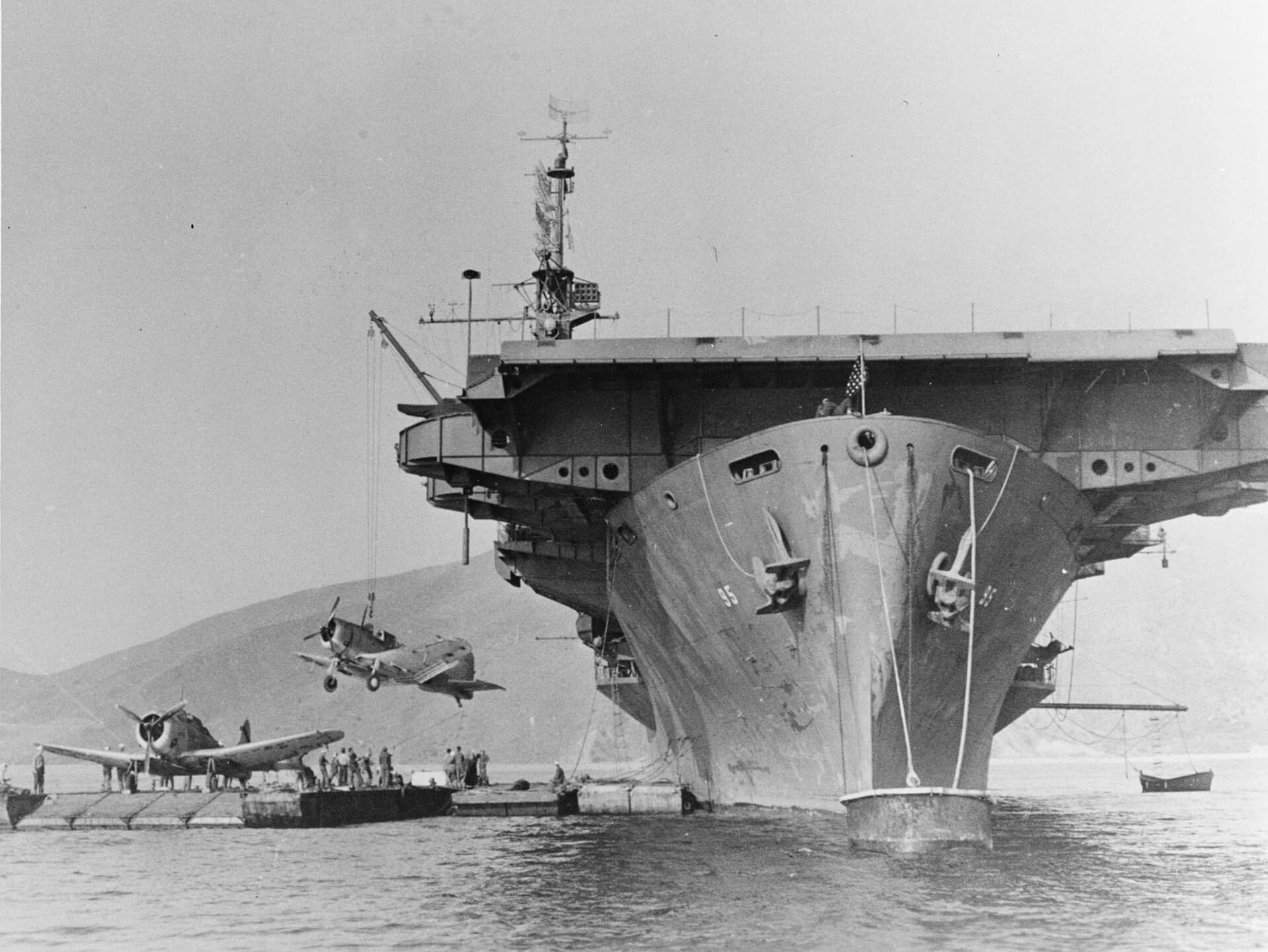 1944年,「俾斯麦海」号护航航空母舰(CVE-95)从驳船上吊运装载道格拉斯 SBD「无畏」俯冲轰炸机。该舰当时在太平洋执行飞机运输与训练任务。