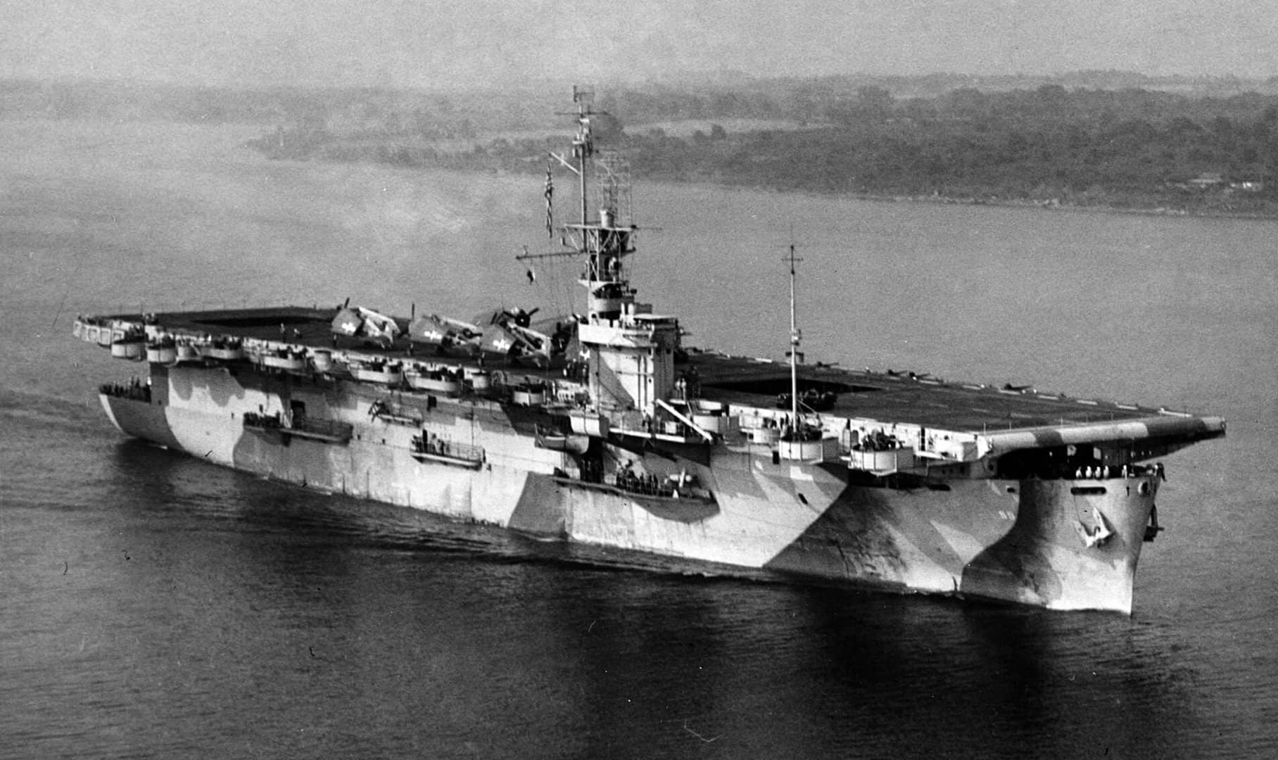 1944年8月10日,正在航行的美国海军卡萨布兰卡级「米申湾」号护航航空母舰(USS Mission Bay,CVE-59)。该舰采用的是「第32号伪装方案4A式样」(Camouflage Measure 32, Design 4A)迷彩方案。