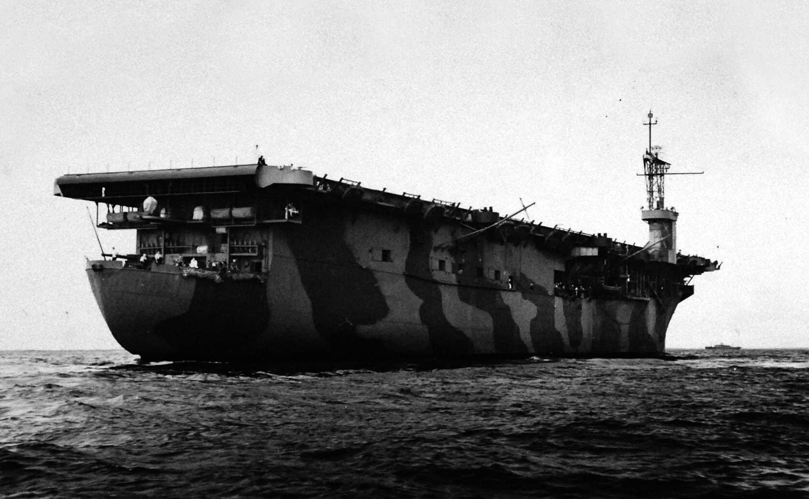 1942年5月12日,美国海军「充电者」号护航航空母舰(AVG-30)在锚地停泊,舰体涂有「第12号改伪装方案」(Camouflage Measure 12 Modified)。此时该舰服役仅两个月,正着手展开舰载机起降训练。
