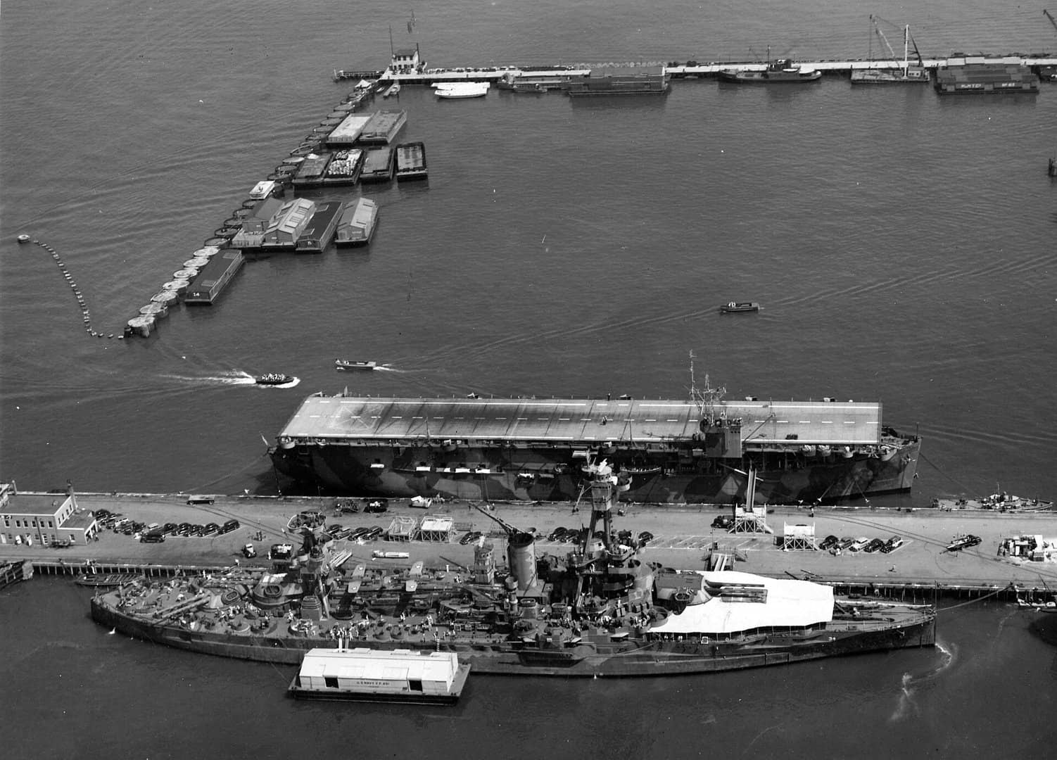 1942年8月11日,弗吉尼亚州朴次茅斯诺福克海军船厂,「纽约」号战列舰(BB-34)与辅助航空母舰「充电者」号(ACV-30)并泊。此时该舰编号已由 AVG-30 改为 ACV-30。