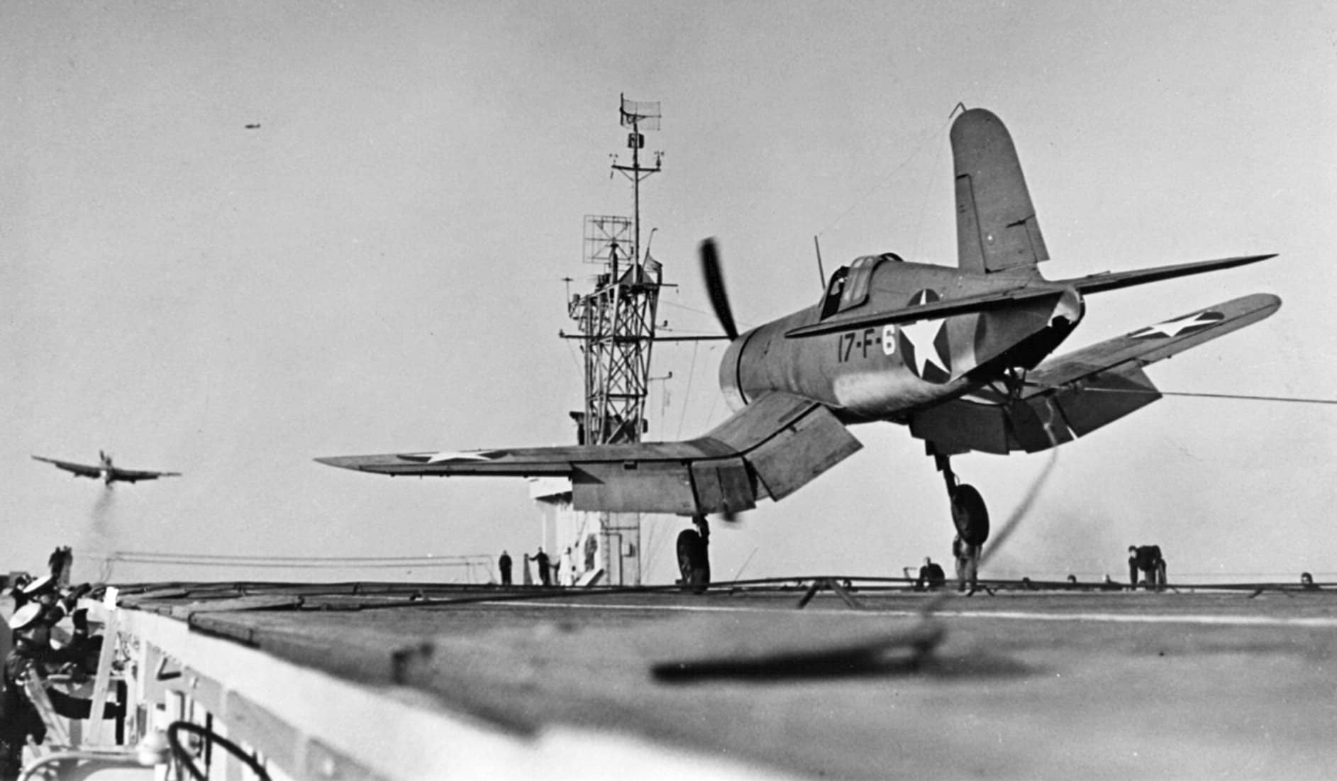 1943年2月,第17战斗机中队(VF-17)的一架 F4U-1「海盗」在「充电者」号(CVE-30)甲板上降落。该中队后来以「约利·罗杰斯」之名著称,此时正在该舰完成舰上起降资格训练。