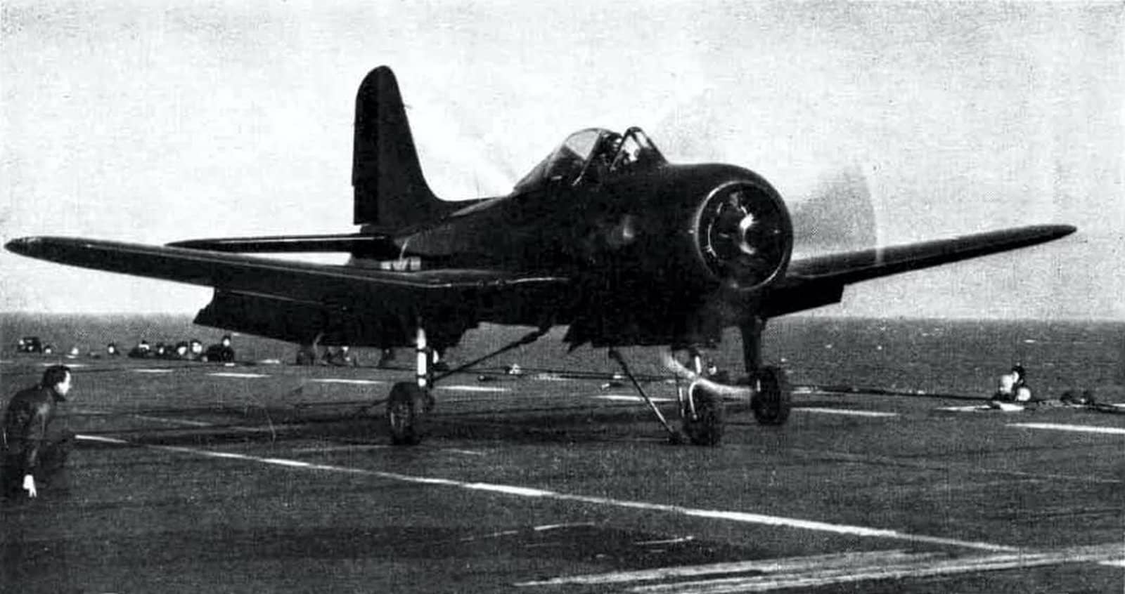 1945年,一架瑞安 FR-1「火球」混合动力战斗机即将由「充电者」号(CVE-30)的弹射器弹射起飞。该机是美国海军第一种投入使用的喷气/活塞混合动力舰载战斗机。