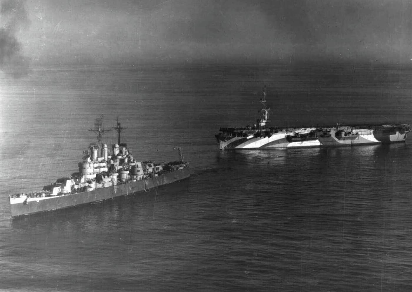 1945年1月30日，美国海军「伯明翰」号轻巡洋舰（CL-62）在「布洛克岛」号护航航空母舰（CVE-106）旁航行。「伯明翰」号采用的是「第22号迷彩方案」（Camouflage Measure 22），而「布洛克岛」号采用的则是「第33号迷彩方案18A式样」（Camouflage Measure 33, Design 18A）。