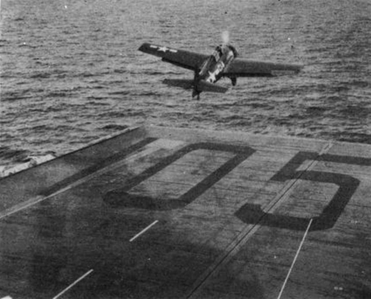 1945年，一架通用汽车 FM-2「野猫」战斗机正从「启航湾」号护航航空母舰（CVE-105）上起飞。该舰服役时战争已近尾声，主要承担舰载机训练与运输任务。