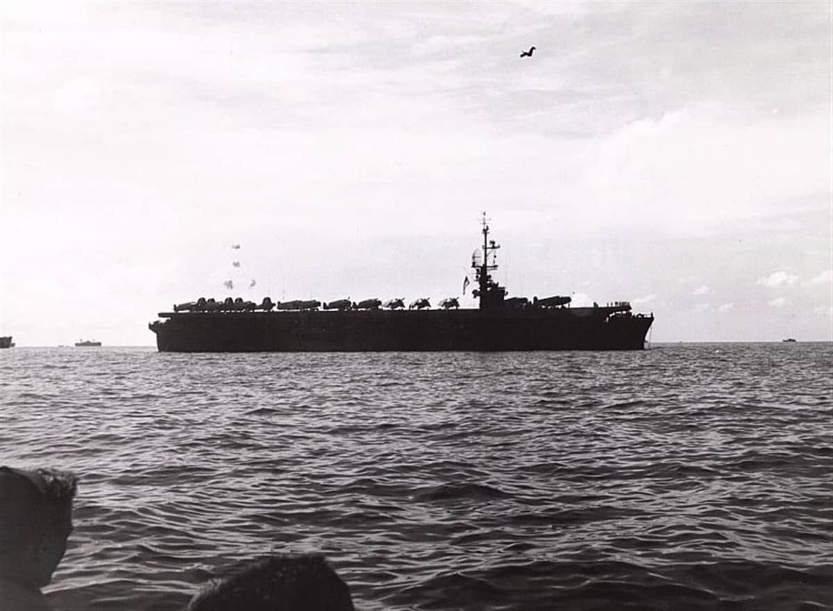 1945年4月30日，冲绳战役期间锚泊的「布洛克岛」号护航航空母舰（CVE-106）。该舰当时为登陆部队提供战斗机巡逻与反潜警戒，是同级中少数参加实战的舰只。