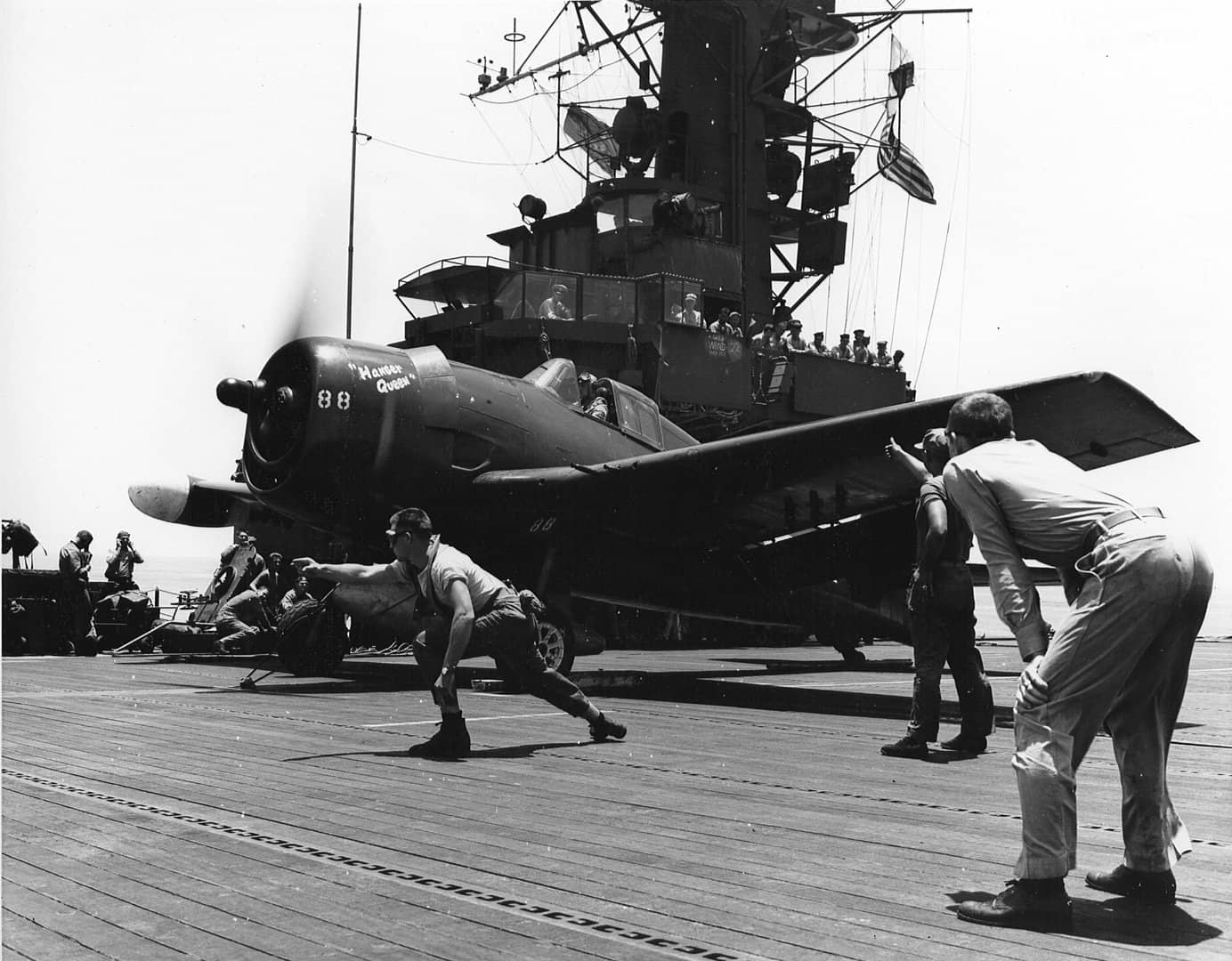 1945年5月10日，冲绳海域，海军陆战队第511战斗机中队（VMFN-511）的一架 F6F-5N「地狱猫」夜间战斗机从「布洛克岛」号（CVE-106）飞行甲板上弹射起飞。此时，这架昵称「机库皇后」的战机正准备飞往先岛群岛（Sakashima），以支援冲绳战役。