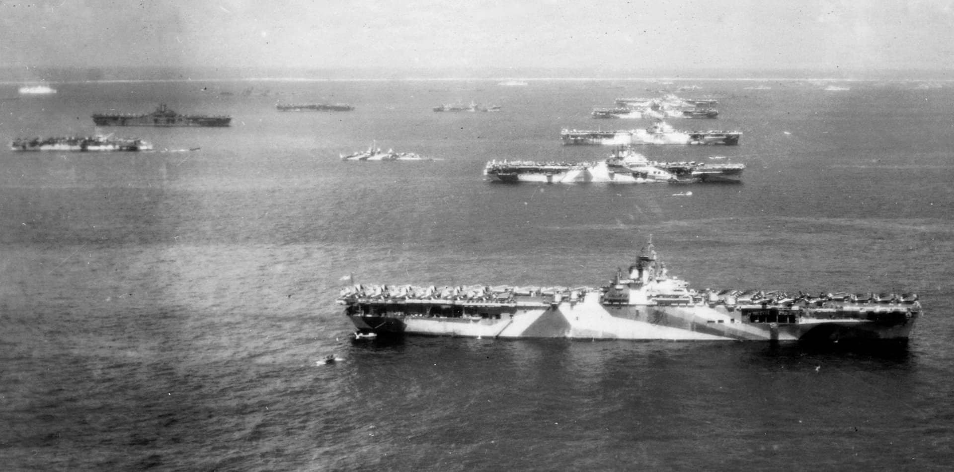 1944年12月8日,停泊在乌利西环礁的美国第三舰队各式舰艇,当时正值菲律宾海域作战任务的间歇期。这些航母(从前到后,全部为埃塞克斯级)分别是:黄蜂号(CV-18)、约克城号(CV-10)、大黄蜂号(CV-12)、汉考克号(CV-19)和提康德罗加号(CV-14)。黄蜂号、约克城号和提康德罗加号均采用「33号伪装方案10A式样」迷彩方案,另一艘为涂抹「21号海蓝色」迷彩方案的是列克星敦号(CV-16)。