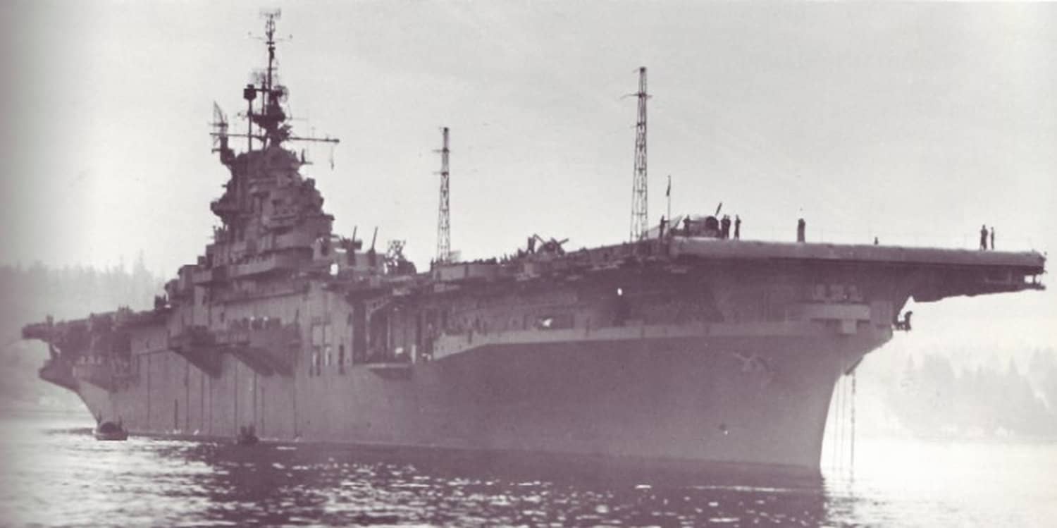 1945年1月,完成维修后的富兰克林号航空母舰(CV-13)再次奔赴战场。注意该舰已重新涂装为「21号迷彩方案」,舰岛后方的两座格状无线电桅杆已被拆除,舰体右舷中部、舰岛正下方增设了三座四联装40毫米高射炮。