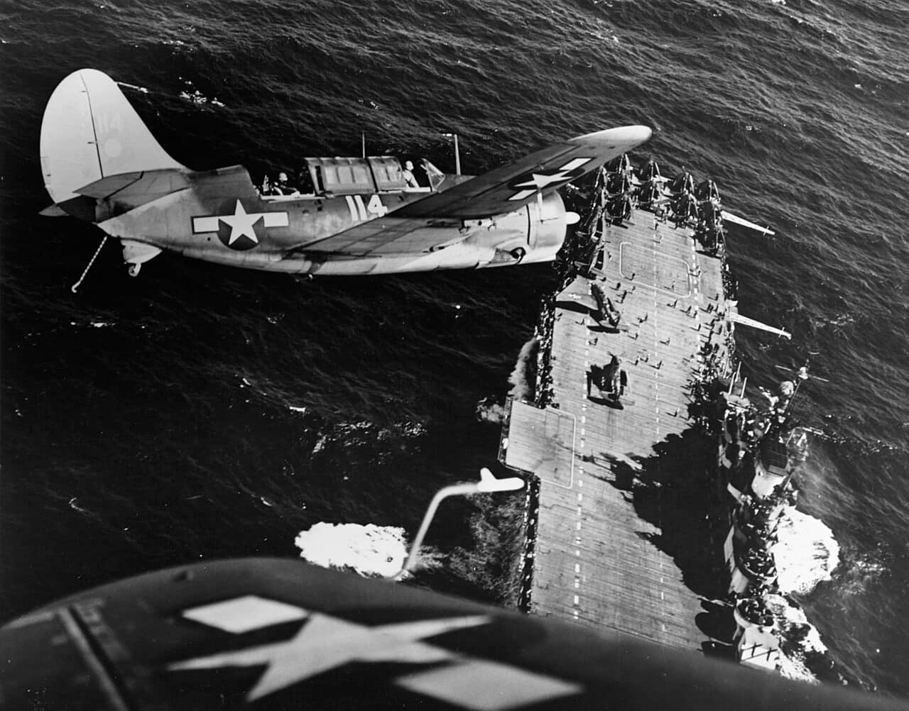 1945年1月中旬,两架隶属于美国海军第11轰炸中队 (VB-11) 的柯蒂斯 SB2C-3「地狱俯冲者」俯冲轰炸机在南中国海对日本船只进行攻击后,返回埃塞克斯级大黄蜂号航空母舰 (USS Hornet,CV-12) 上空盘旋着陆。