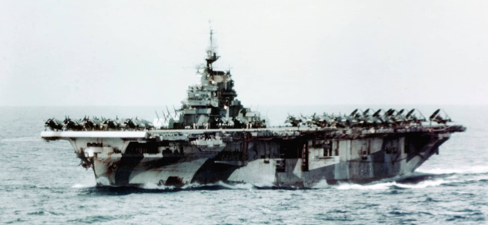 1945年3月27日,在日本冲绳附近海域活动的美国海军大黄蜂号航空母舰(CV-12)。甲板上的飞机隶属于第17舰载机联队(CVG-17)。该舰采用了「33号伪装方案3A式样」(Camouflage Measure 33 Design 3A)的「眩目」迷彩涂装。