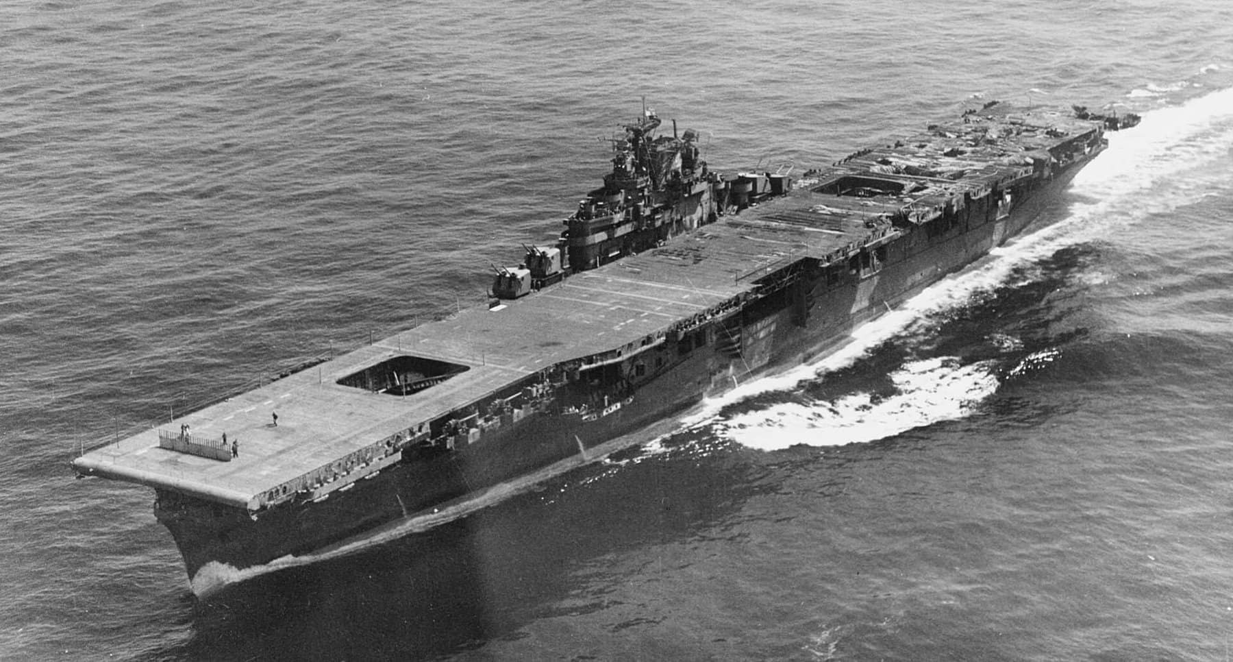 经过1945年3月19日在日本沿海遭日军空袭后,1945年4月26日,富兰克林号航空母舰(CV-13)返回纽约海军造船厂进行维修。请注意其后部飞行甲板上的受损情况。