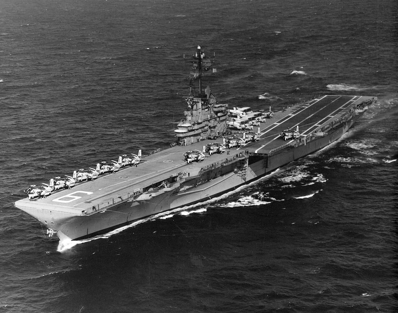 1967年6月22日,经过多次现代化改装、已具现代航母雏形的美国海军埃塞克斯号航空母舰(USS Essex,CVS-9)在大西洋上航行。注:该舰及其所辖的第54航母反潜航空联队(CVSG-54)于1967年5月29日至9月22日期间,被部署至北大西洋和地中海海域。其于1969年6月30日在波士顿海军造船厂退役。1975年6月1日,由国防再利用与销售局(DRMS)出售后,最终在新泽西州拆解。