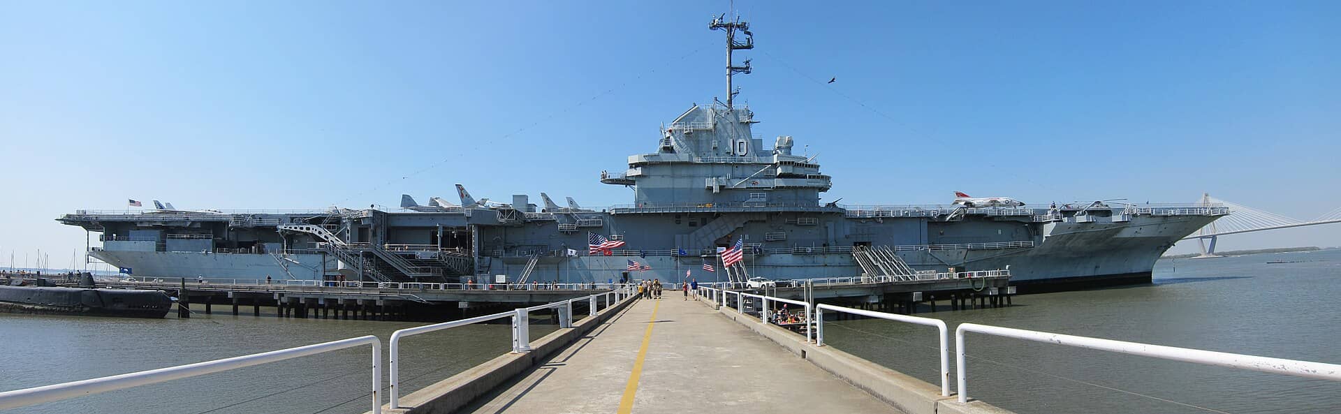 作为博物馆舰停泊在南卡罗来纳州芒特普林森特「爱国者角」(Patriots Point)的约克城号航空母舰(USS Yorktown,CVS-10)。画面左下方可见「克拉马戈尔」号潜艇(USS Clamagore,SS-343)的舰艉,右侧是横跨库珀河(Cooper River)的亚瑟·拉文内尔二世大桥(Arthur Ravenel Jr. Bridge)。