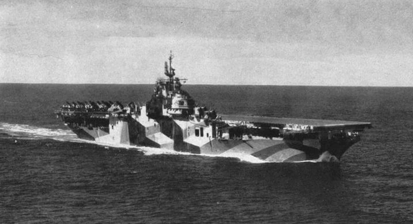 1944年间,在海上航行的美国海军埃塞克斯级汉考克号航空母舰(USS Hancock,CV-19),约摄于。该舰采用了「32号伪装方案3A式样」眩目迷彩方案(Camouflage Measure 32 Design 3A)。