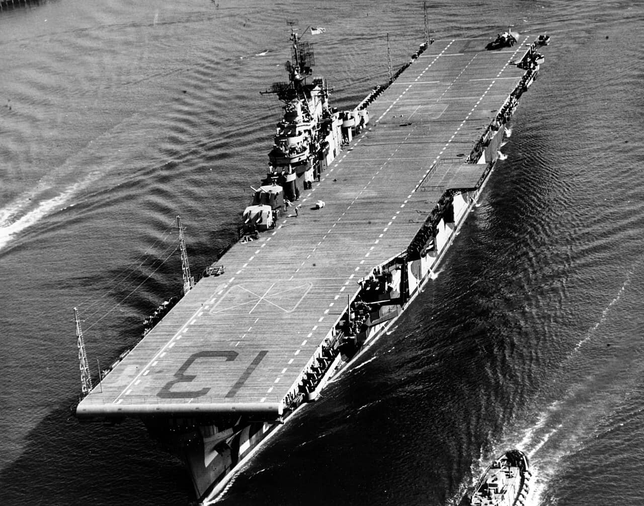 1944年2月21日,服役不久的富兰克林号航空母舰(CV-13)途径弗吉尼亚州伊丽莎白河前往战区的照片。
