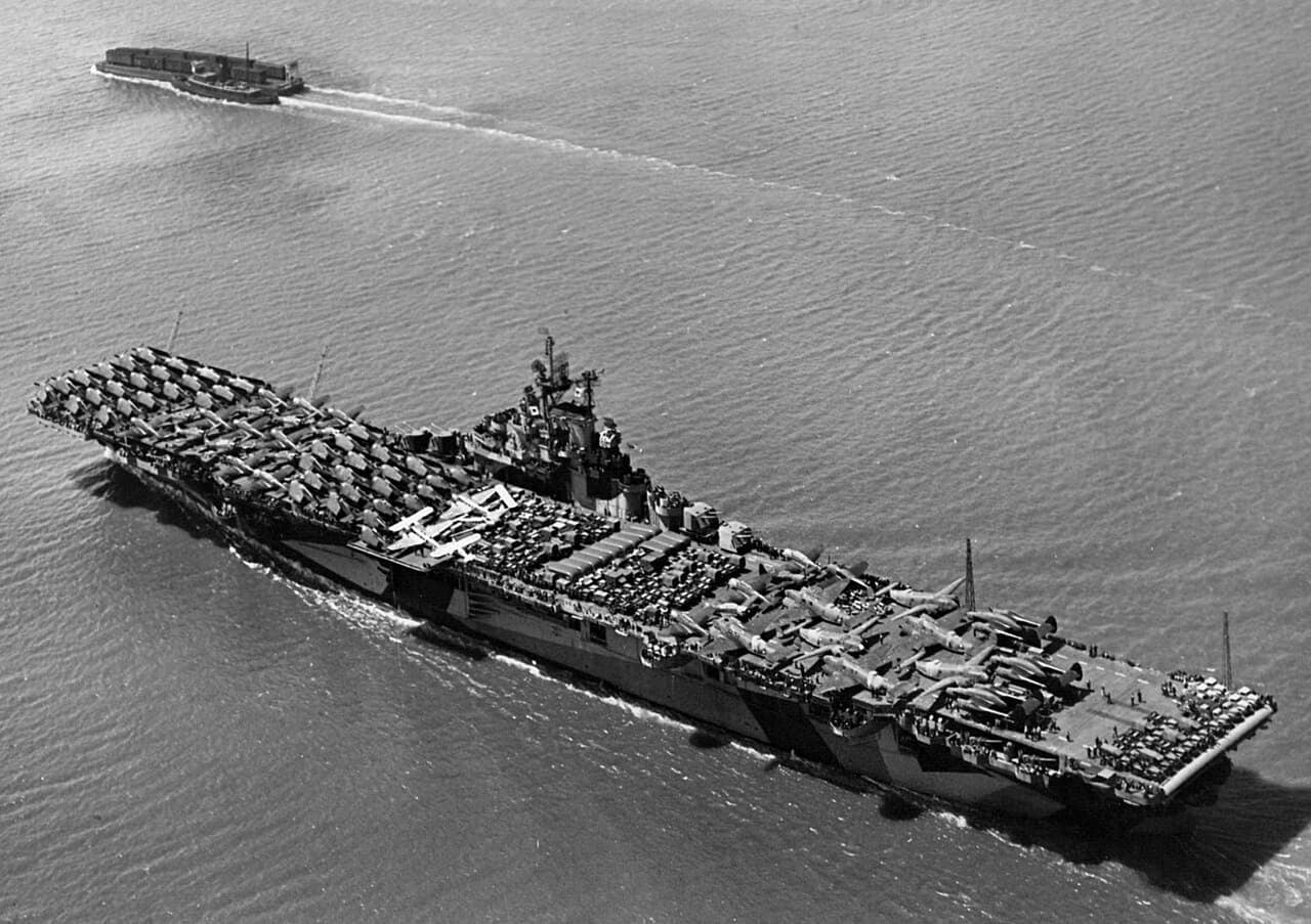 1944年6月9日,美国海军埃塞克斯级无畏号航空母舰(USS Intrepid,CV-11)在加利福尼亚州旧金山附近的亨特角海军造船厂(Naval Shipyard Hunters Point)外海航行。其甲板上堆满了准备运往太平洋战区的各式飞机。
