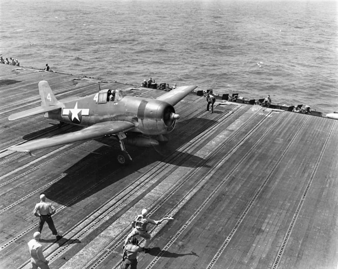 1944年10月12日前后,第16战斗机中队的 F6F「地狱猫」从列克星敦号(CV-16)起飞,前往空袭台湾。