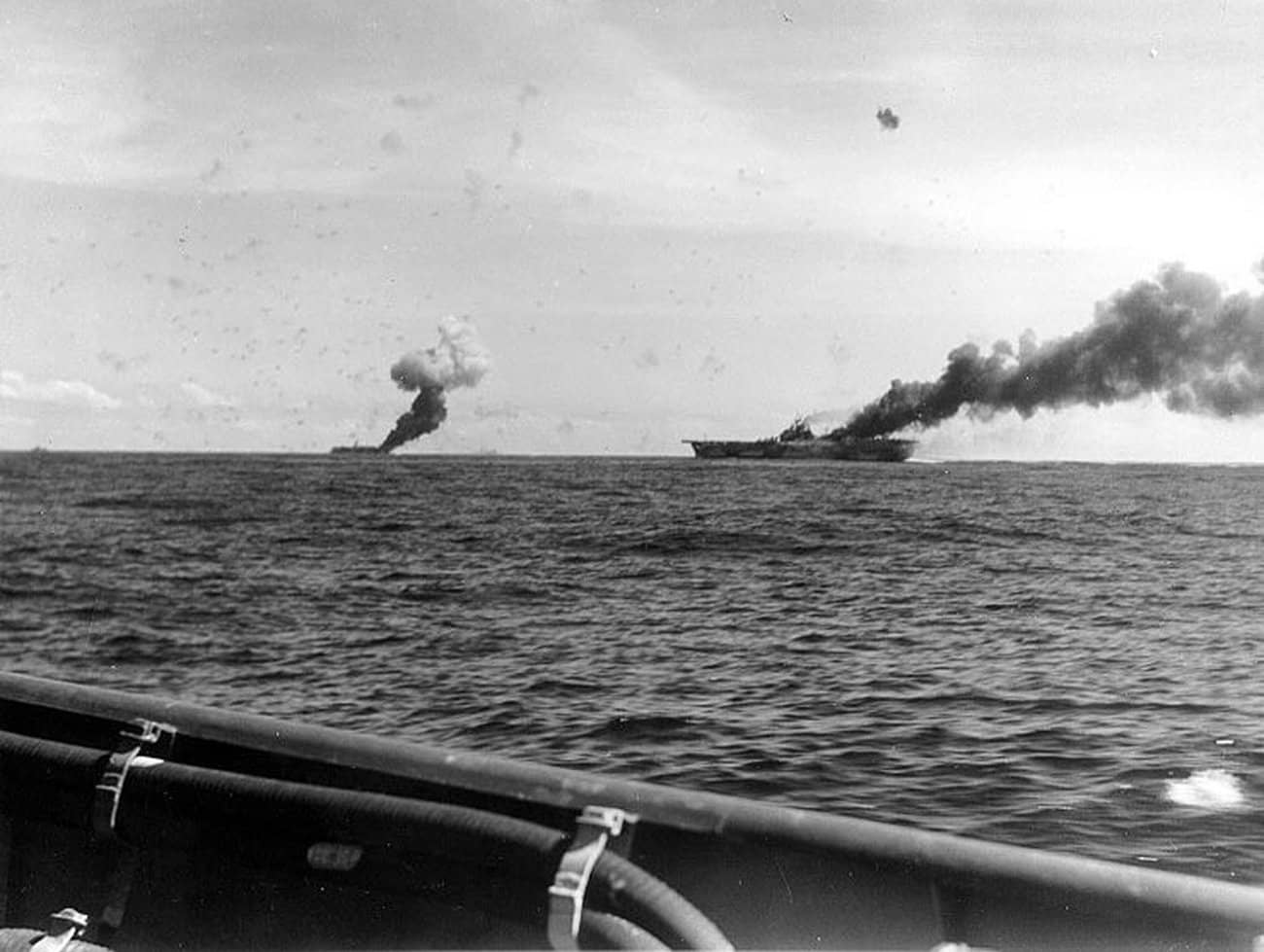 1944年10月30日,富兰克林号航空母舰(CV-13,右侧)与贝洛伍德号轻型航空母舰(CVL-24)在菲律宾海域遭日军「神风」自杀式飞机撞击后起火燃烧。此后,富兰克林号于1944年11月28日回到华盛顿州布雷默顿市的普吉特湾海军造船厂进行维修。