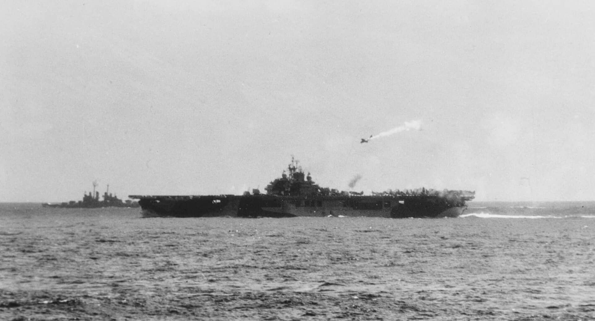1944年11月25日,吕宋外海,一架起火的日本「彗星」俯冲轰炸机即将撞上埃塞克斯号前部升降机。该舰被命中后仍保持作战能力。