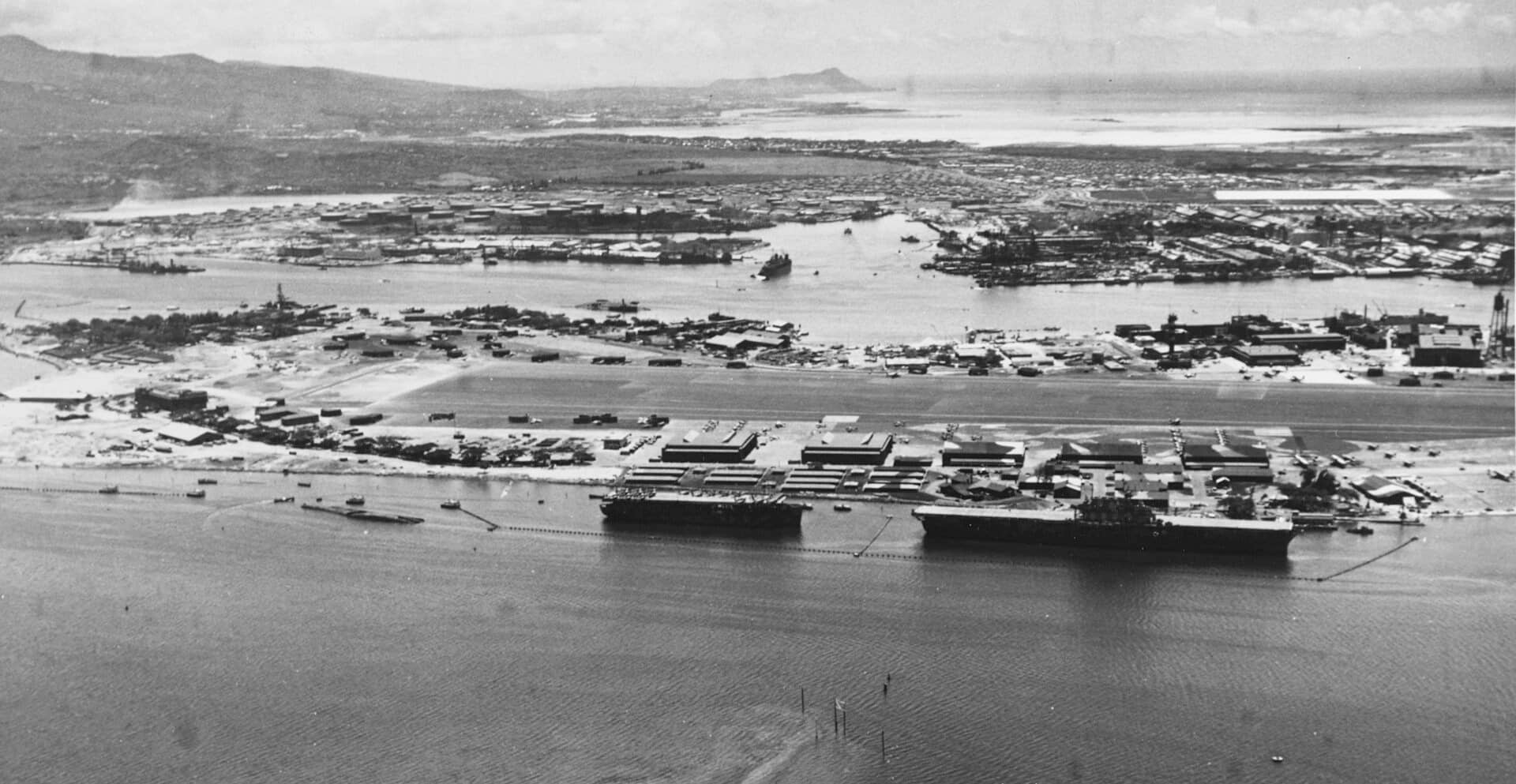 1942年8月1日,夏威夷珍珠港,「大黄蜂」号(CV-8)与「长岛」号(ACV-1)并排停泊,两舰周围布有防鱼雷网。此时「长岛」号正准备前往南太平洋运送飞机。