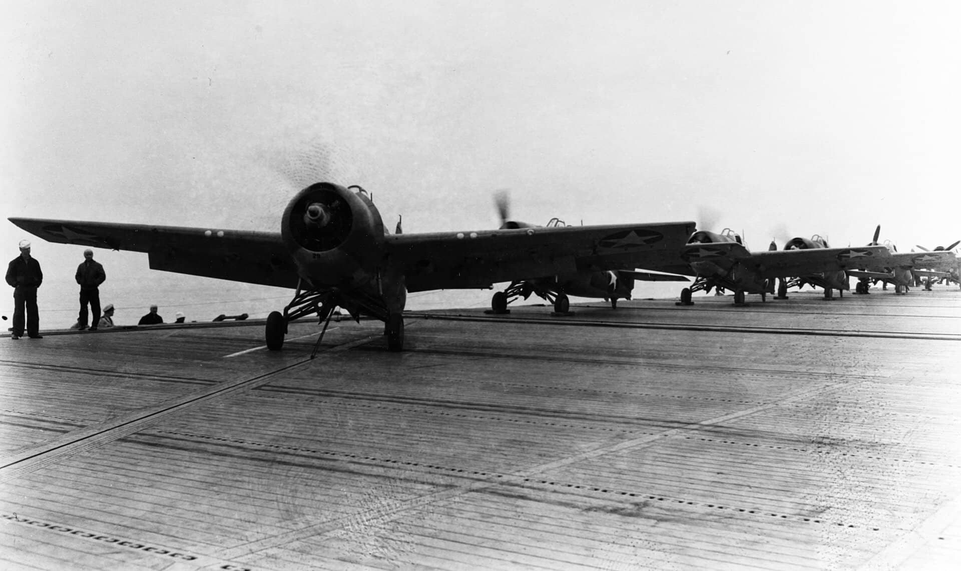 1942年6月17日,辅助侦察第1中队(VGS-1)的 F4F-4「野猫」从「长岛」号弹射起飞。该舰弹射器斜置于飞行甲板,由右舷向左前方延伸。