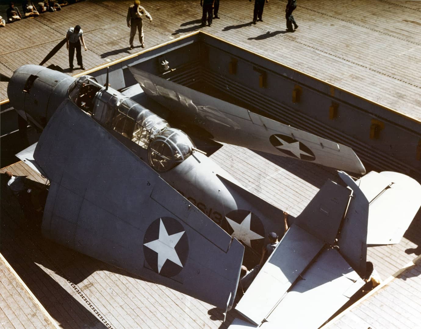 1942年,一架 TBF-1「复仇者」(机身编号:BuNo 0564)停在「长岛」号的升降机上。该机隶属辅助侦察中队,用于训练与反潜巡逻。