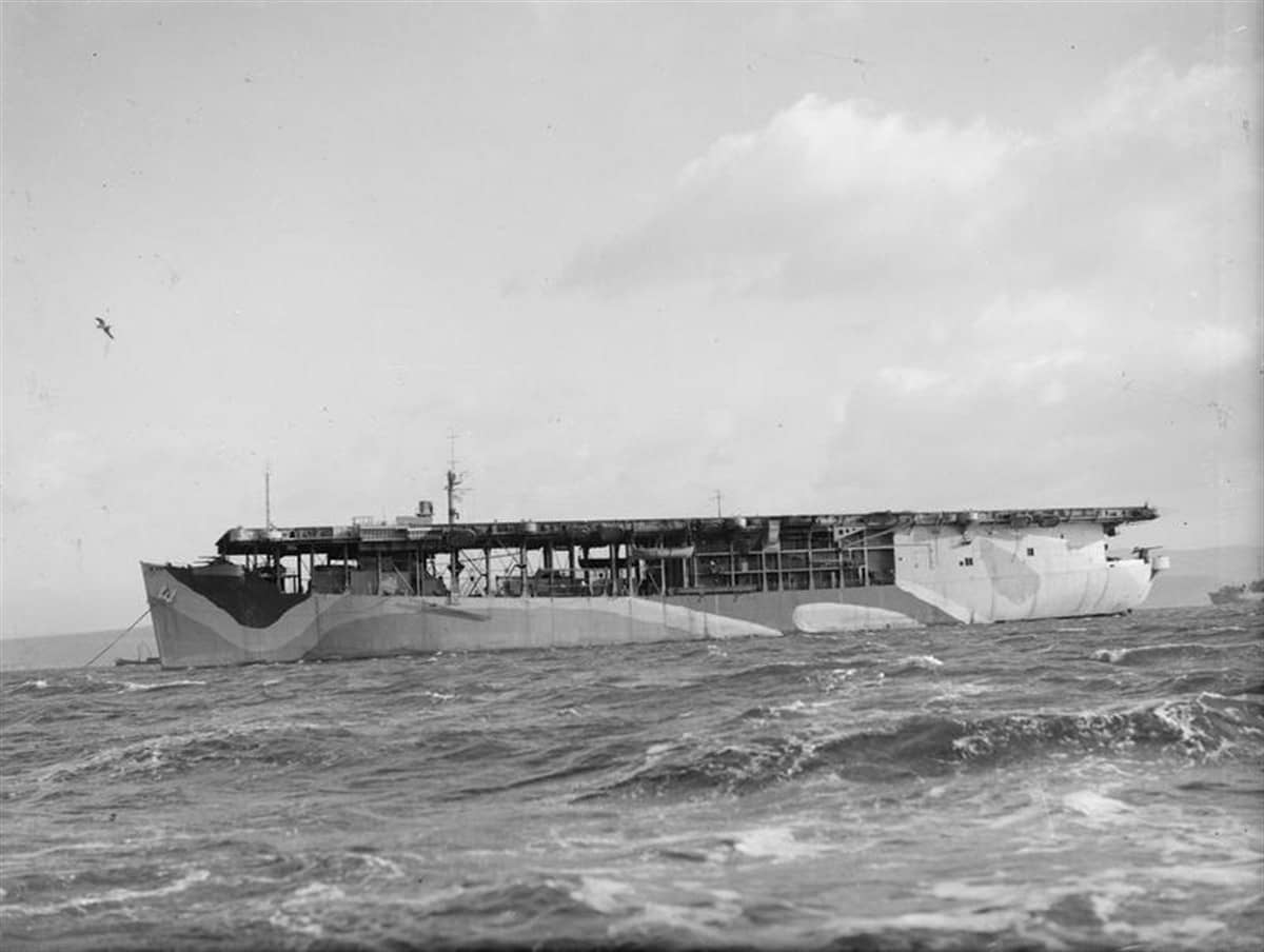 1943年2月18日,苏格兰格里诺克,刚完成大西洋护航任务的英国皇家海军「射手」号护航航空母舰(HMS Archer,D78)。该舰搭载的第819中队「剑鱼」与第892中队「野猫」为船队提供反潜与防空掩护。
