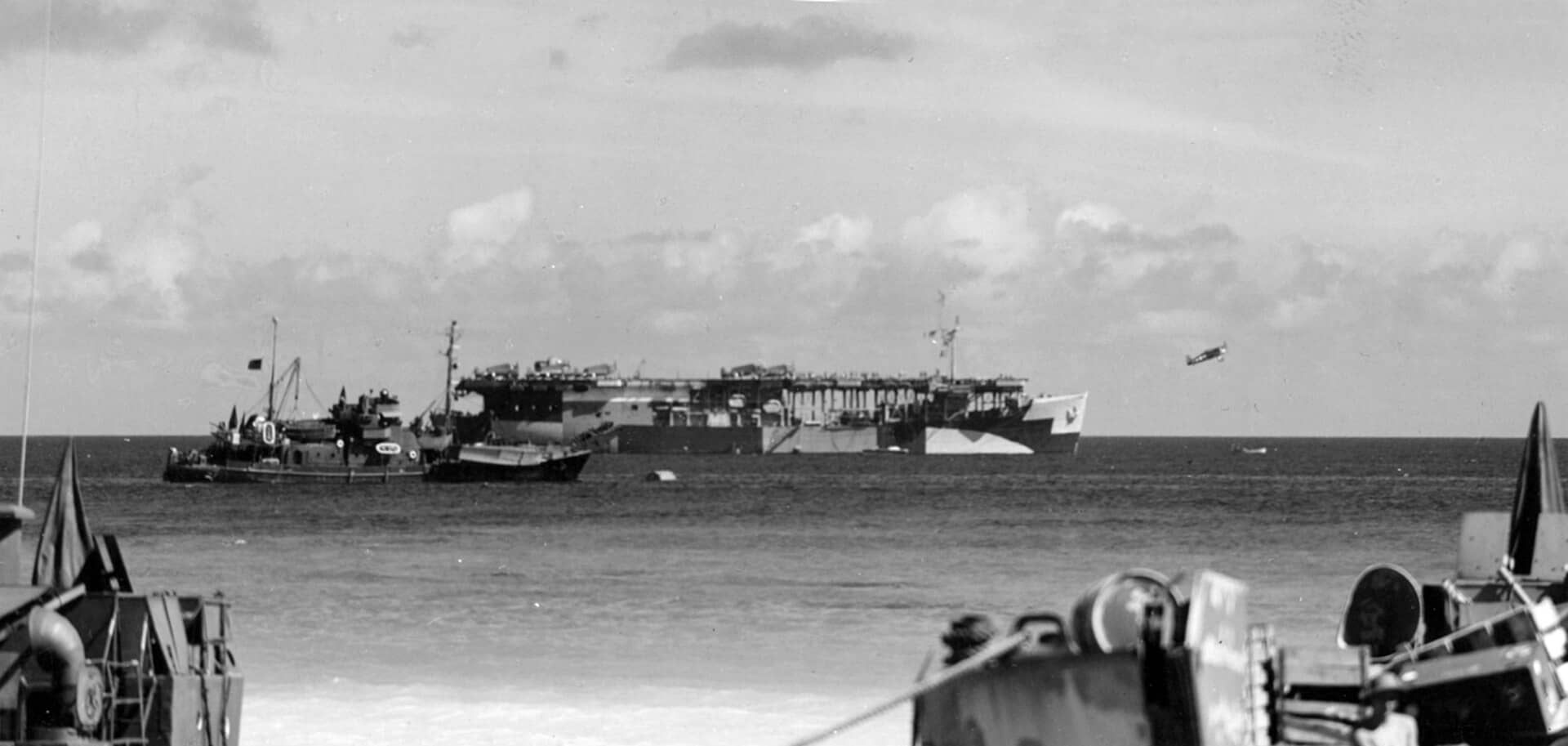 1944年5月10日,埃尼威托克环礁外海,「长岛」号(CVE-1)正在弹射一架 F6F 夜间战斗机,此时它的舰体涂装已改为「第32号伪装方案9A式样」迷彩方案(Camouflage Measure 32, Design 9A)。注:1943年7月15日,原编号为 AVG-1 的「长岛」号护航航空母舰被重新归类编号为 CVE-1。