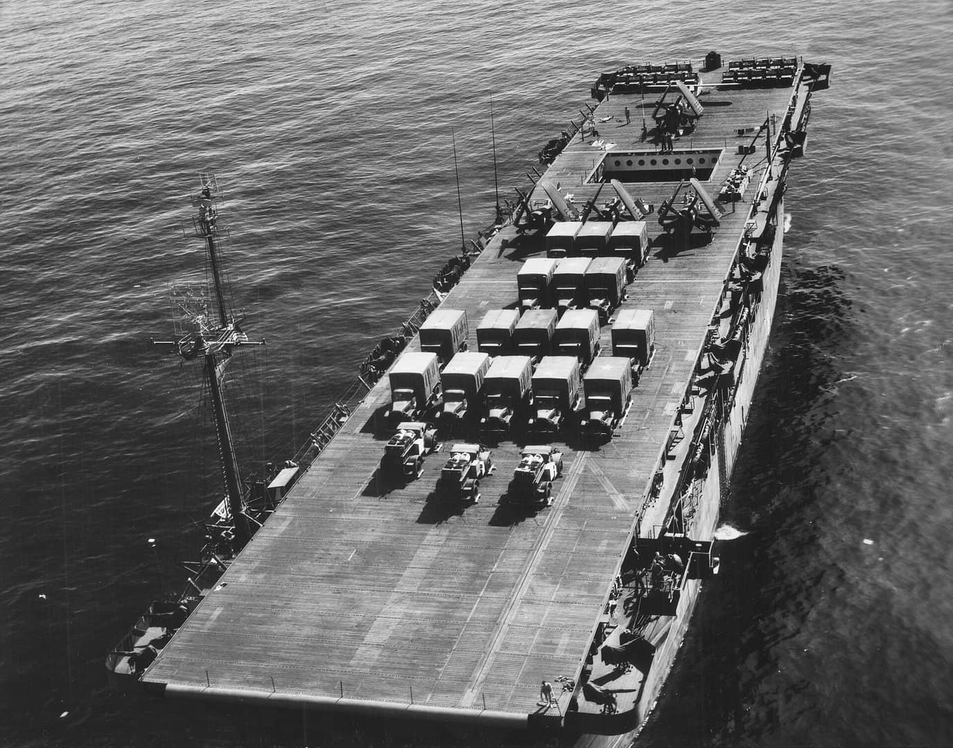 1945年前后,停泊于加罗林群岛乌利西环礁的「长岛」号(CVE-1)。此时该舰主要承担飞机运输与人员转运任务。