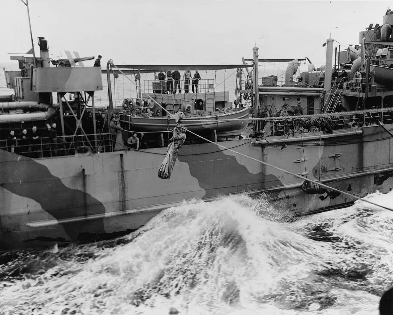 1942年11月11日,北非战役期间,VGF-29 中队指挥官约翰·布莱克本少校由「莫纳德诺克」号布雷舰经索具转乘至「桑蒂」号(ACV-29)。他前一日在空战中被击落,落水后获救。