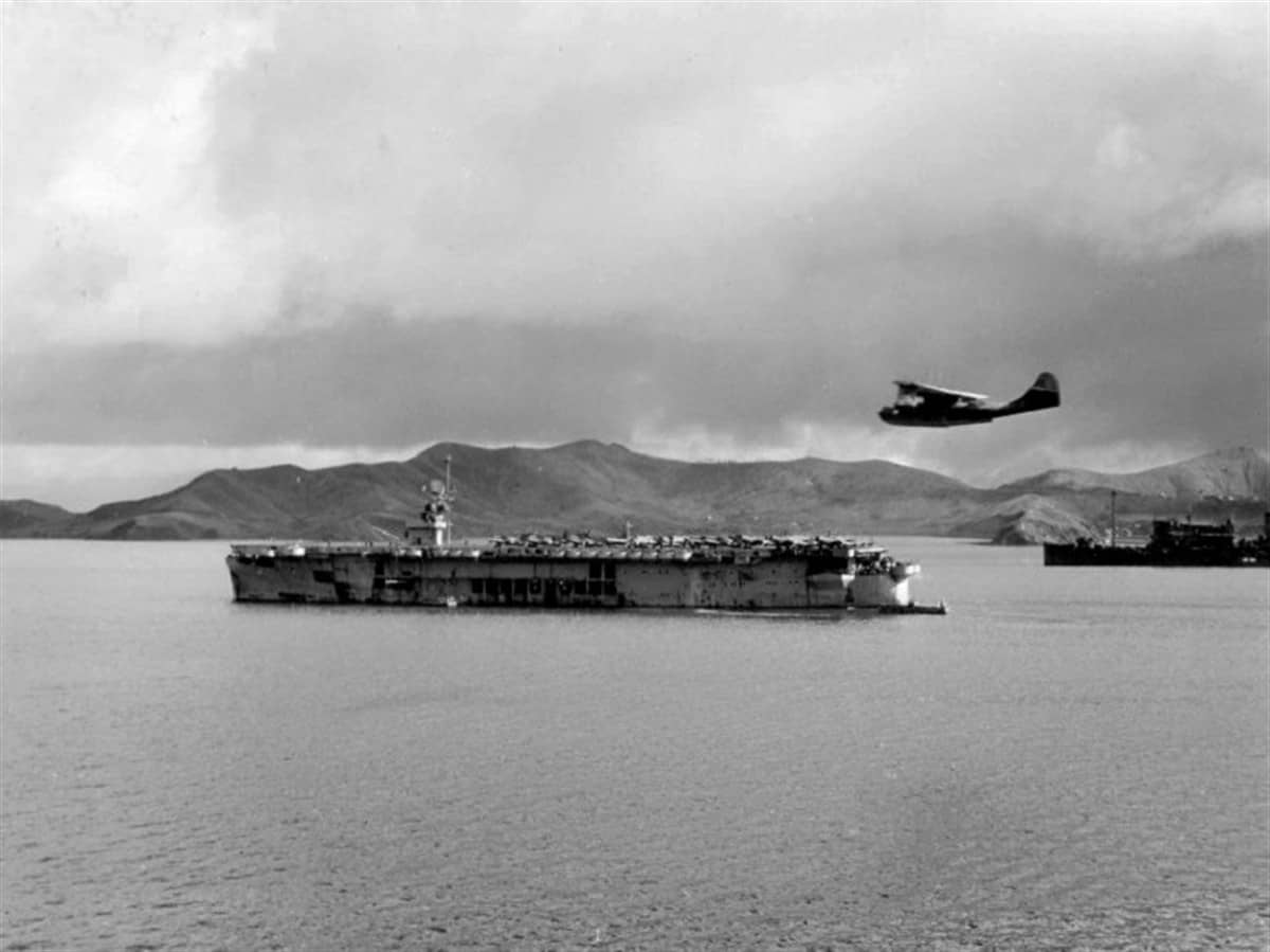 1943年,所罗门群岛海域,「桑加蒙」号护航航母(CVE-26)正在航行。该舰当年为「所罗门群岛战役」中的登陆部队提供战斗机掩护与反潜警戒。