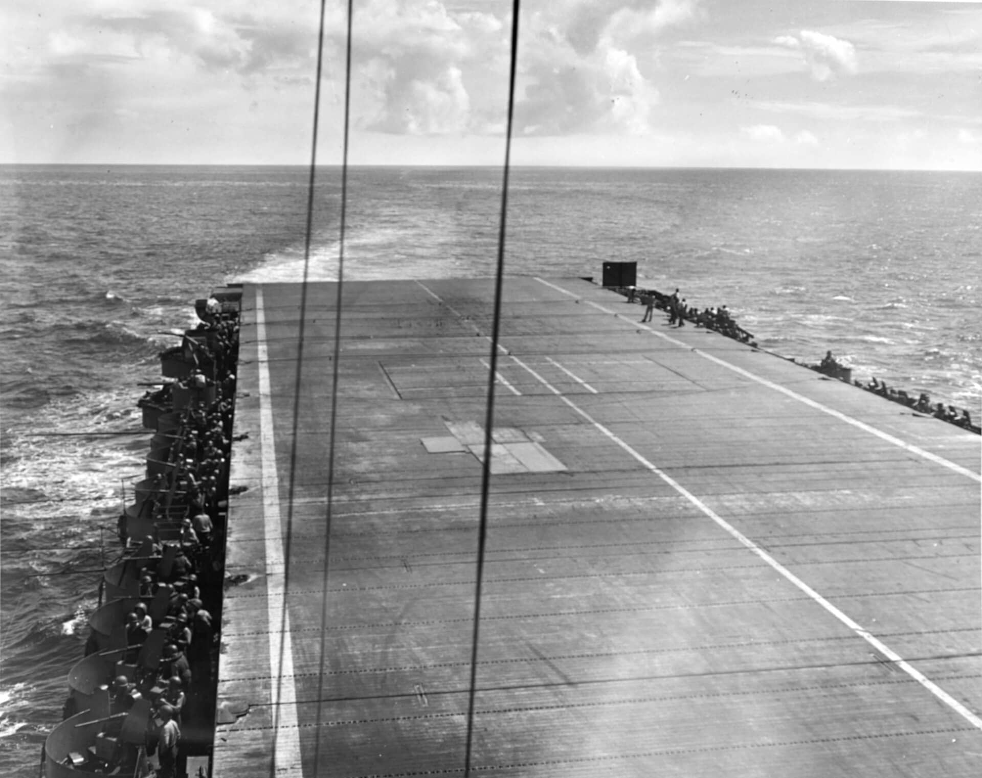 1944年10月25日被特别攻击机命中后,「苏万尼」号(CVE-27)舰员抢修的飞行甲板。可见木质甲板上的补丁与临时铺设的钢板。